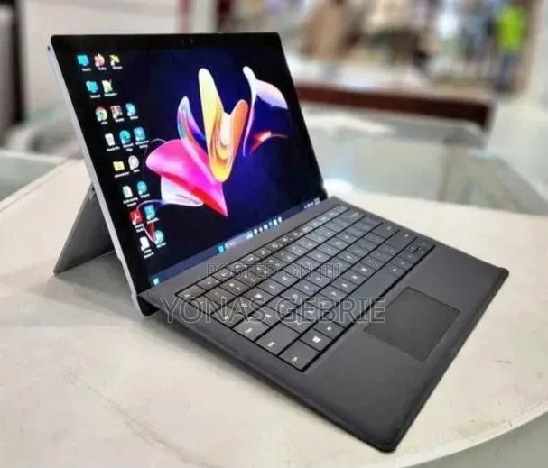 New Laptop Microsoft Surface 8GB Intel Core i7 SSD 256GB