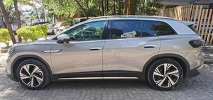 Volkswagen ID.6 2022 Gold