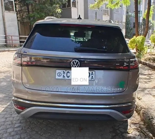Volkswagen ID.6 2022 Gold