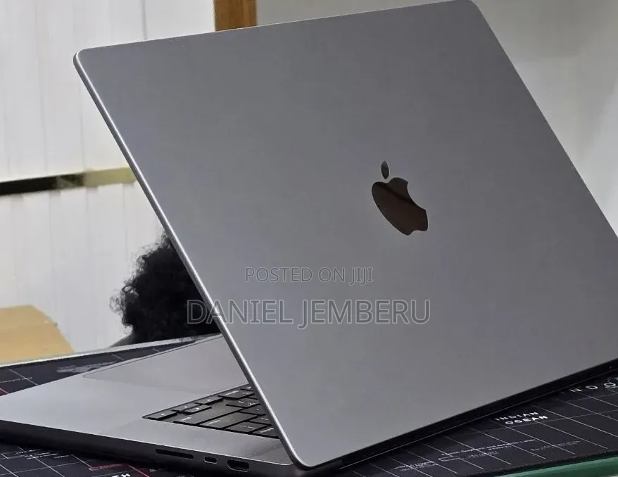 New Laptop Apple MacBook Pro 2021 M1 32GB Apple M1 Pro SSD 512GB