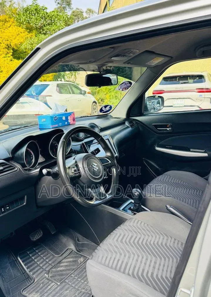 Suzuki Swift 2022 Silver