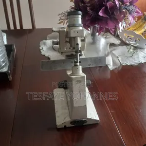 Lensmeter or Focimeter