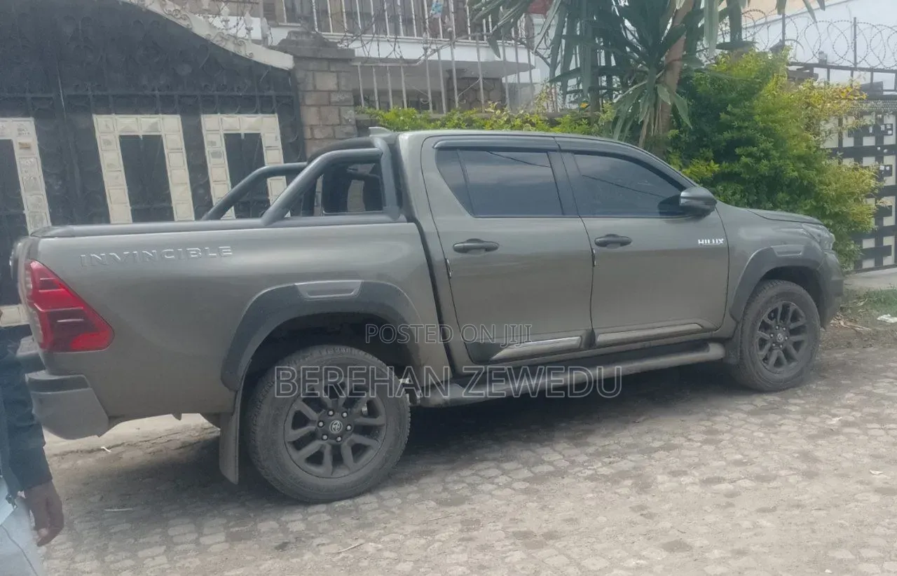 Toyota Hilux 2022 Gray