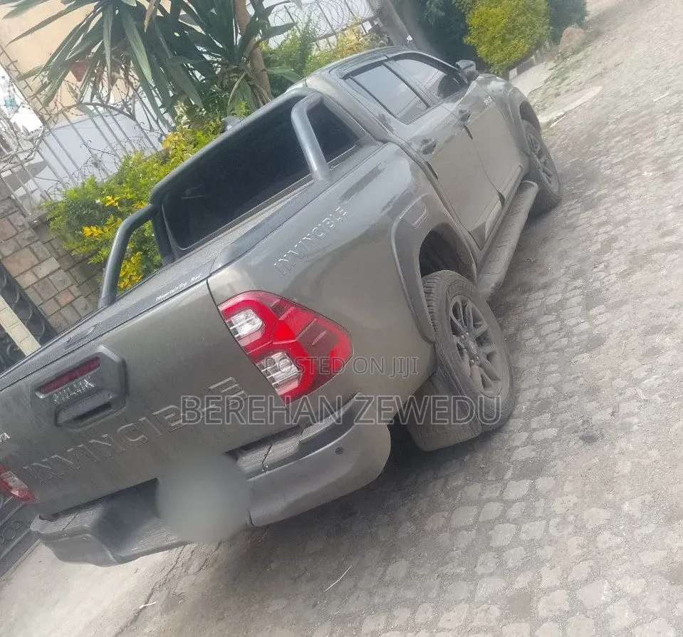 Toyota Hilux 2022 Gray