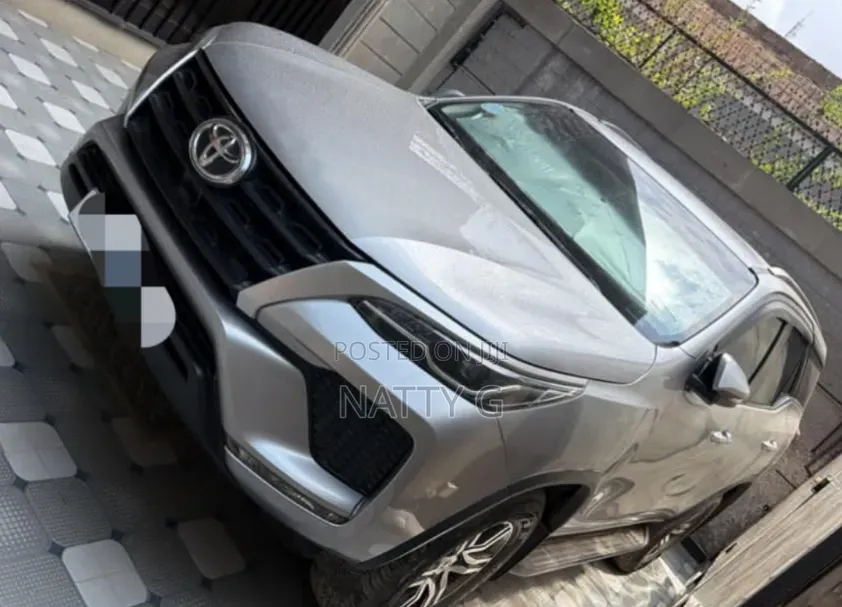Toyota Fortuner 2022 Silver
