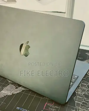 New Laptop Apple MacBook Air 2022 M2 16GB Apple M2 SSD 512GB