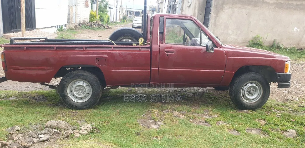 Toyota Hilux 1985 Red