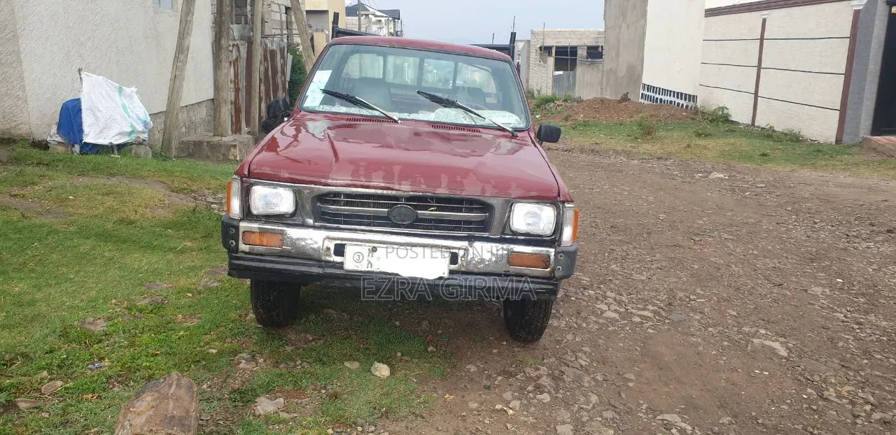 Toyota Hilux 1985 Red