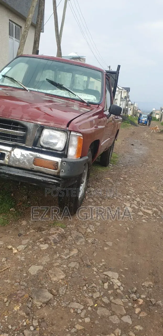 Toyota Hilux 1985 Red
