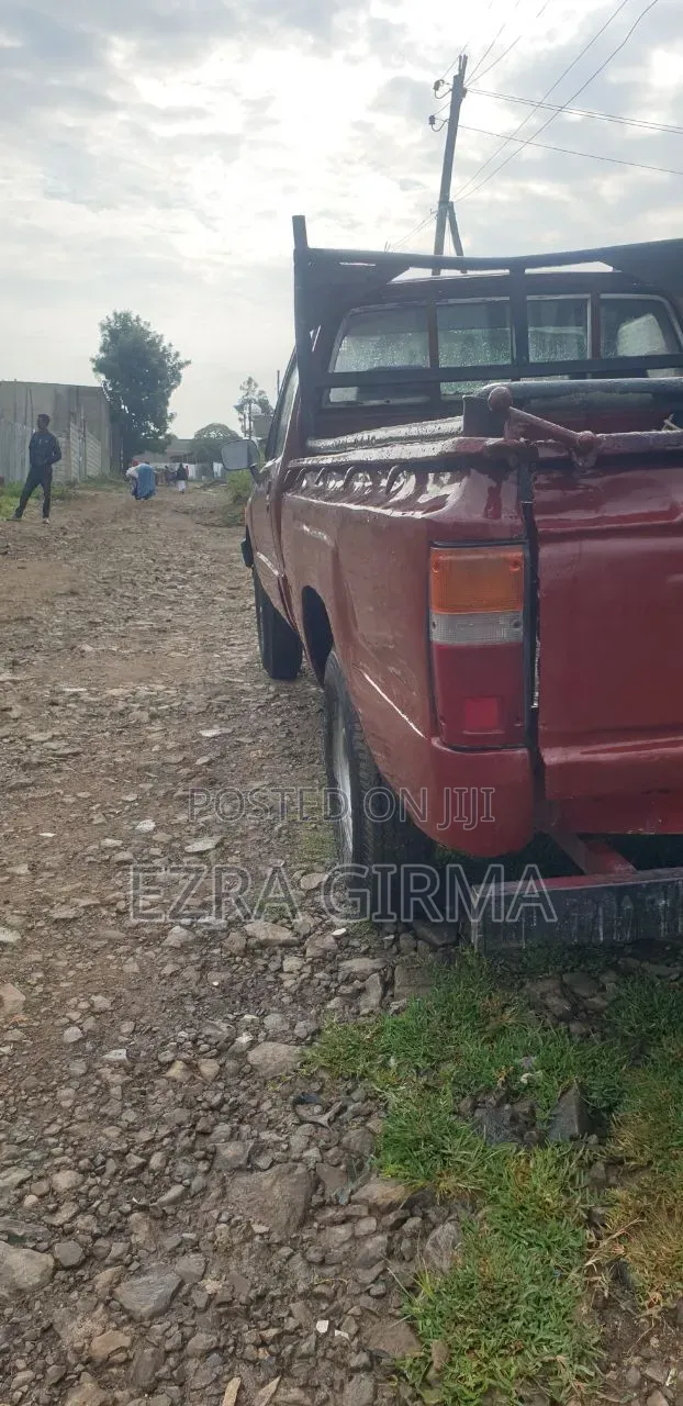 Toyota Hilux 1985 Red