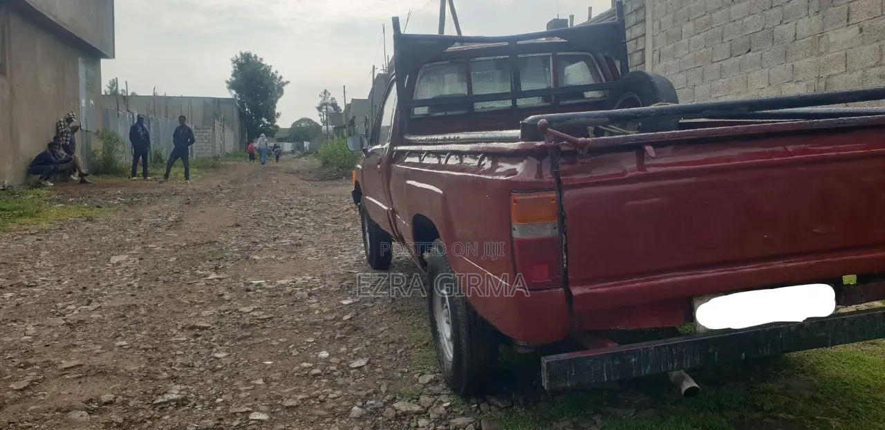 Toyota Hilux 1985 Red