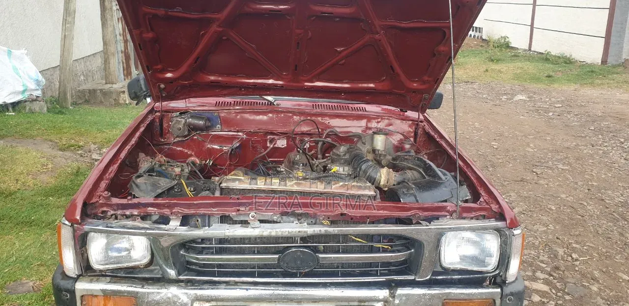 Toyota Hilux 1985 Red