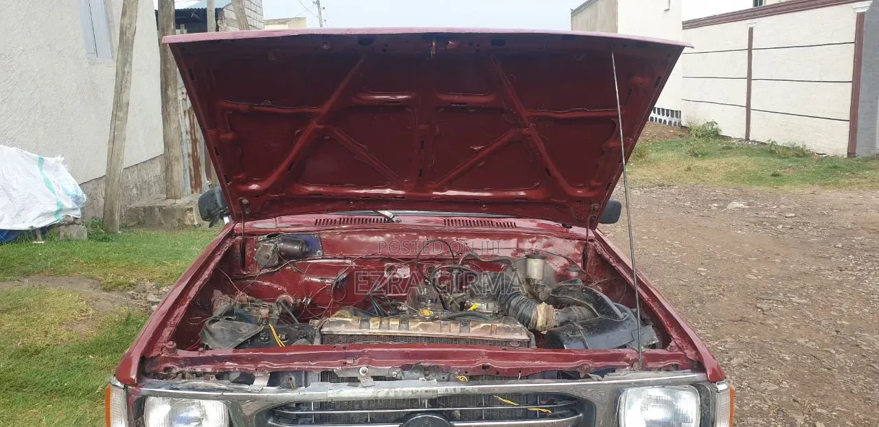 Toyota Hilux 1985 Red