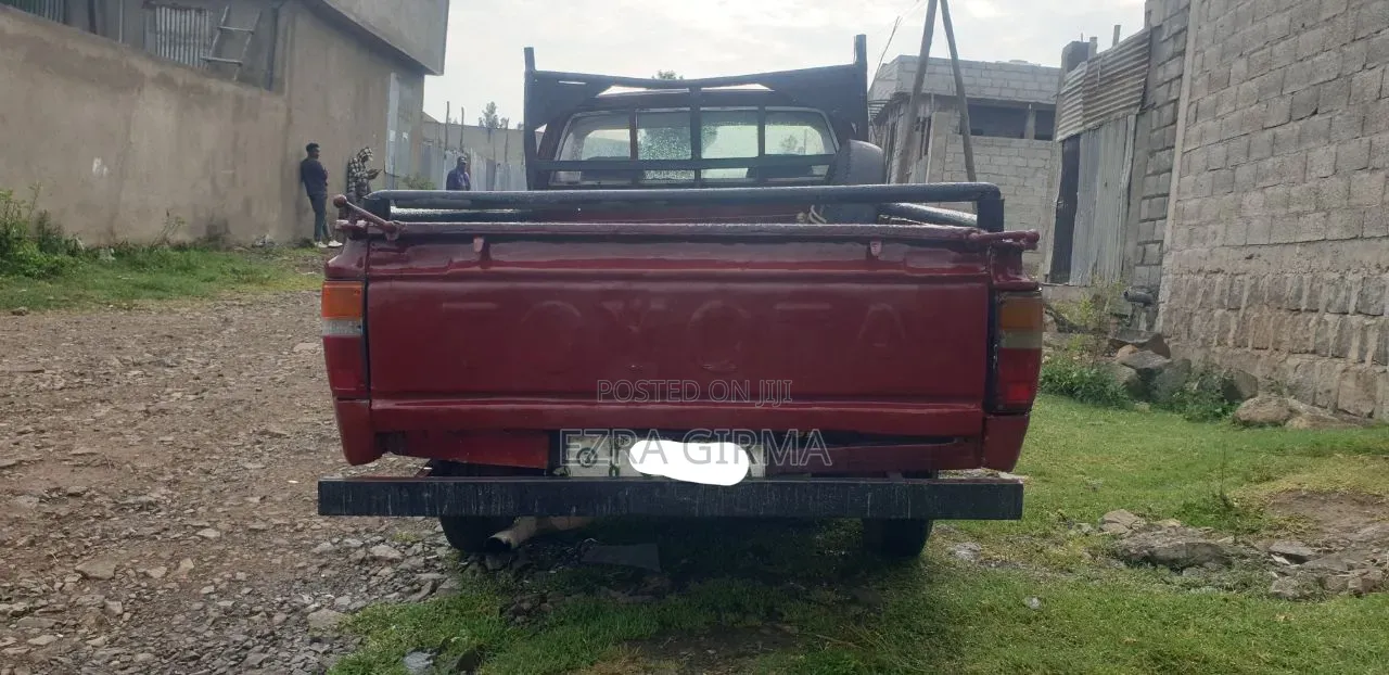 Toyota Hilux 1985 Red