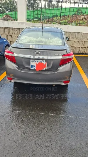 Toyota Yaris 2015 Gray