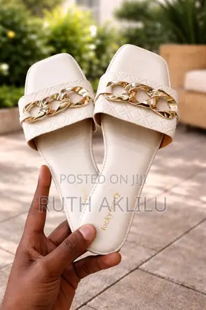 Women Fashionable Lucky Feet Flat Shoes
