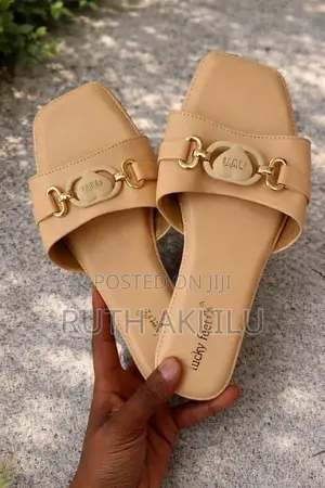 Women Fashionable Lucky Feet Flat Shoes