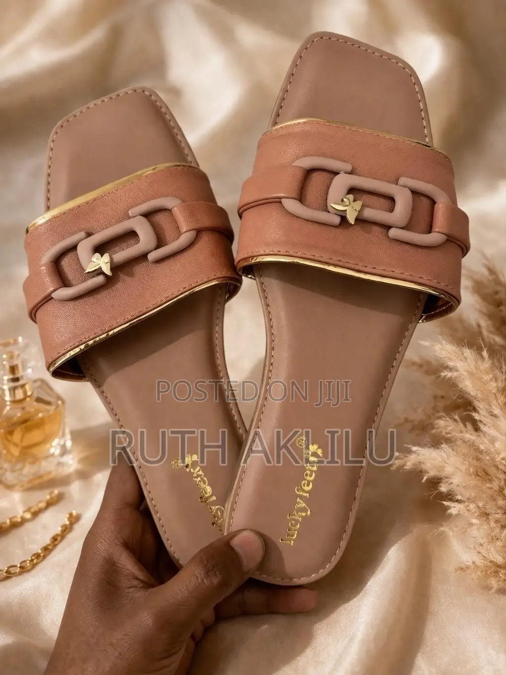 Women Fashionable Lucky Feet Flat Shoes