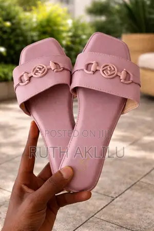 Women Fashionable Lucky Feet Flat Shoes