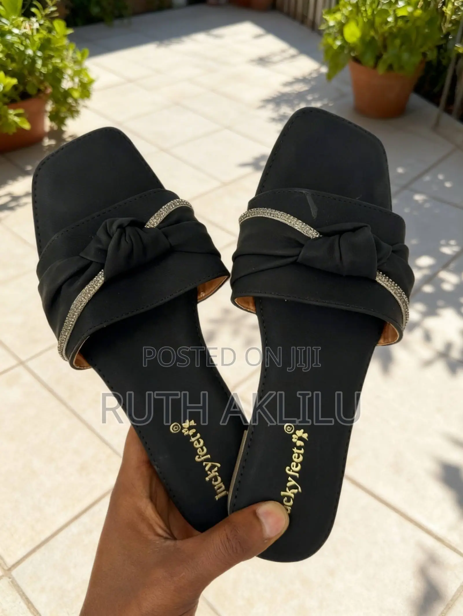 Women Fashionable Lucky Feet Flat Shoes