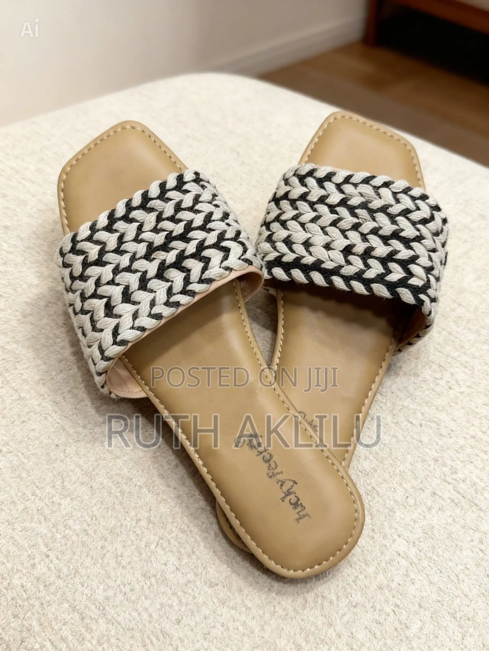 Women Fashionable Lucky Feet Flat Shoes