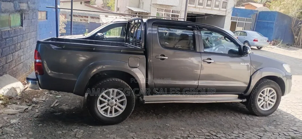 Toyota Hilux 2012 Gray