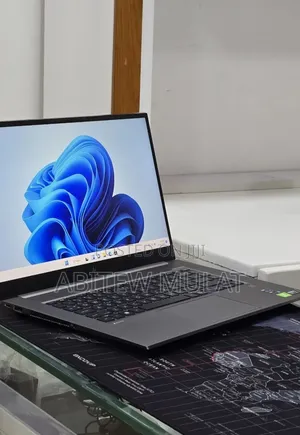 New Laptop HP ZBook Firefly G8 32GB Intel Core i7 SSD 512GB