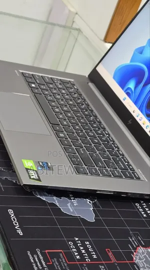 New Laptop HP ZBook Firefly G8 32GB Intel Core i7 SSD 512GB