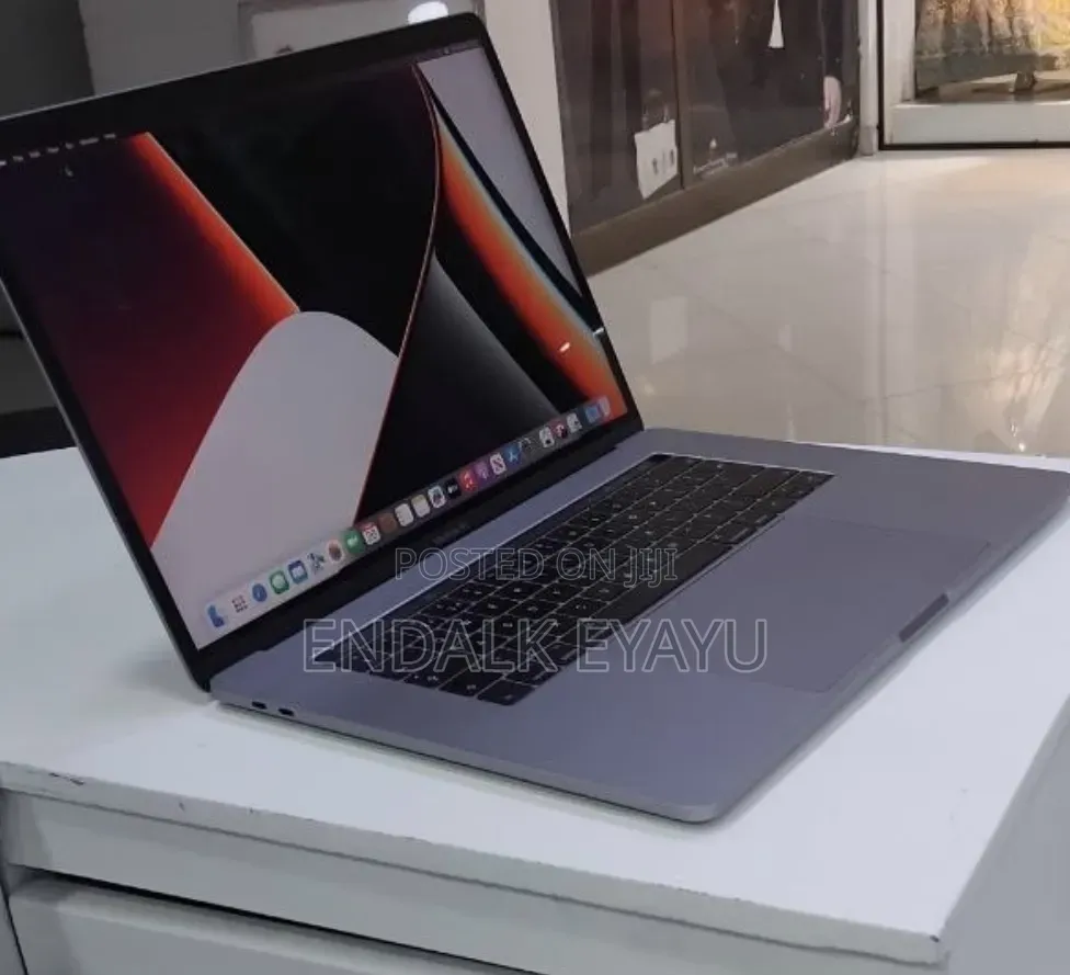 New Laptop Apple MacBook Pro 2017 16GB Intel Core i7 SSD 512GB