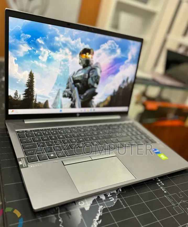 New Laptop HP ZBook Firefly G8 32GB Intel Core i7 SSD 512GB