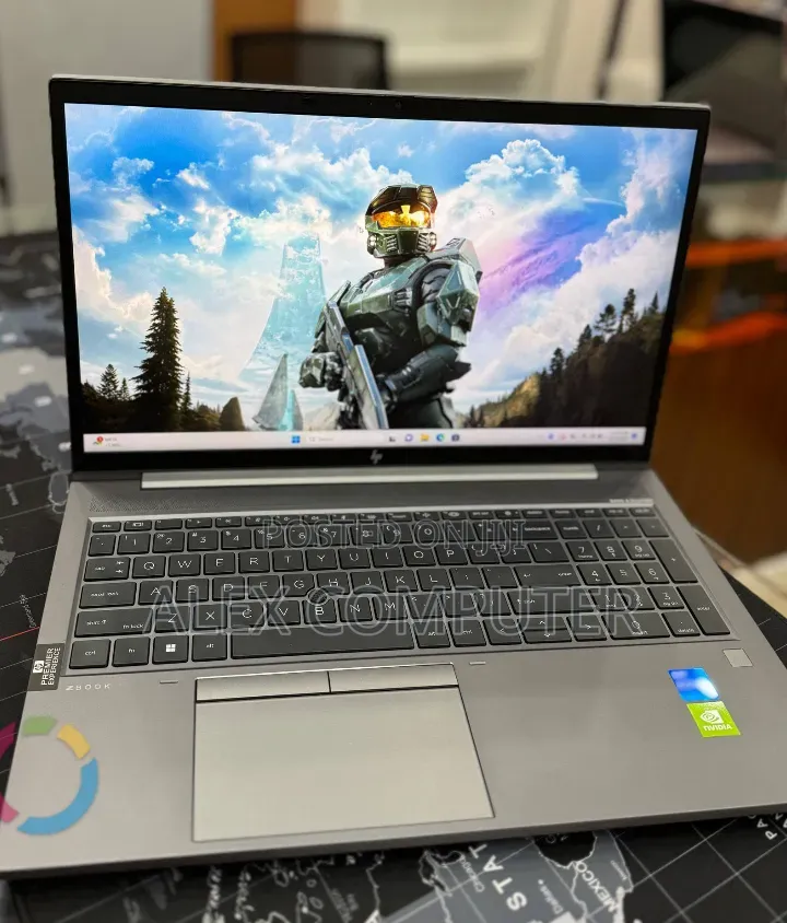 New Laptop HP ZBook Firefly G8 32GB Intel Core i7 SSD 512GB