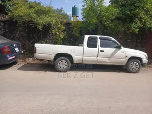 Toyota Hilux 2004 Ivory