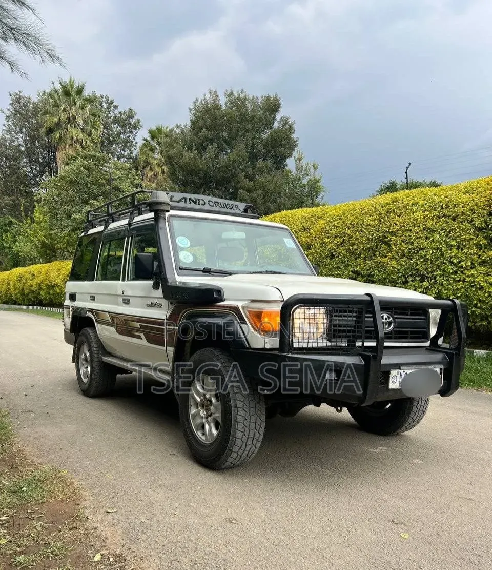 Toyota Land Cruiser 2015 White