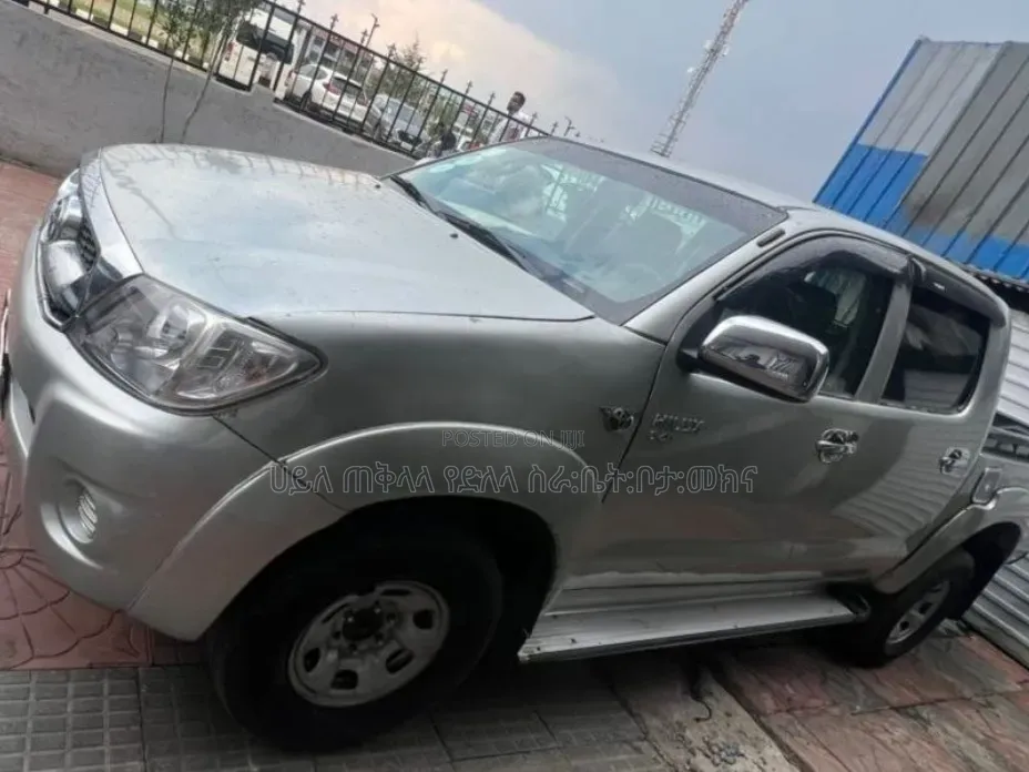 Toyota Hilux 2010 Gold