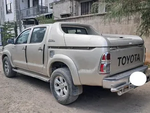 Toyota Hilux 2013 Pink