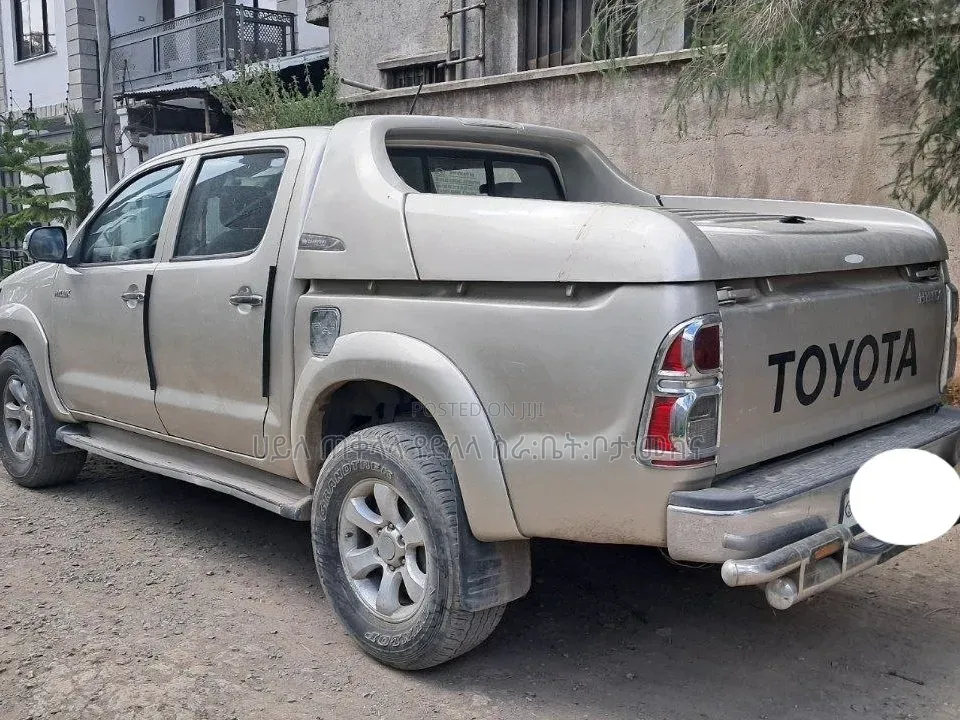 Toyota Hilux 2013 Pink
