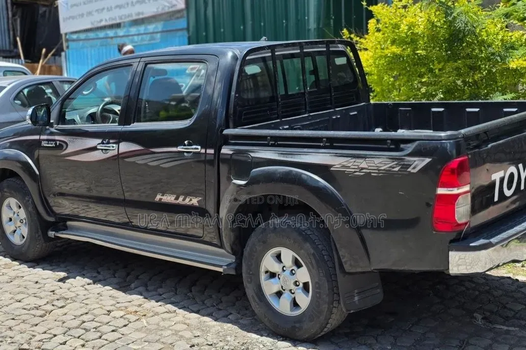 Toyota Hilux 2012 Matt Black