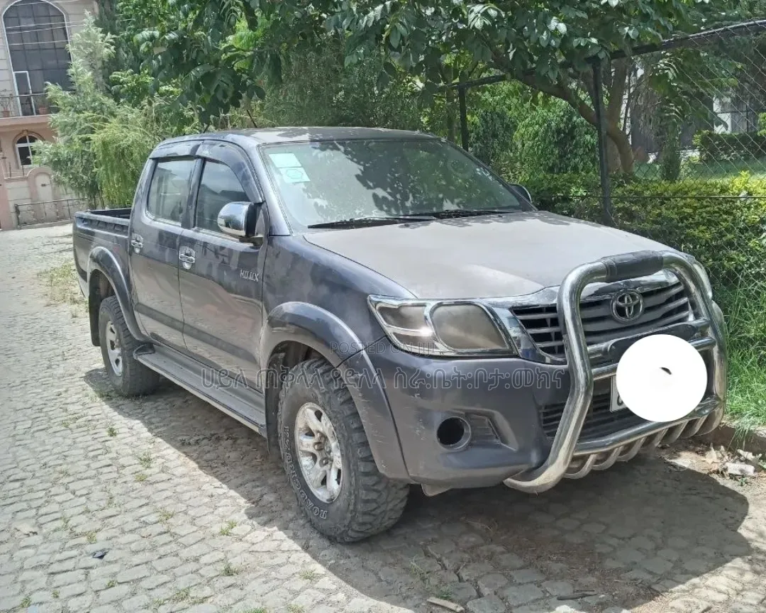 Toyota Hilux 2013 Maroon
