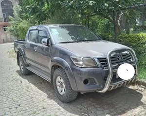 Toyota Hilux 2013 Maroon