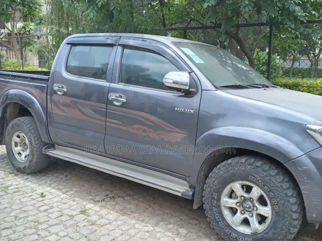 Toyota Hilux 2013 Maroon
