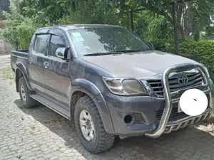 Toyota Hilux 2013 Maroon