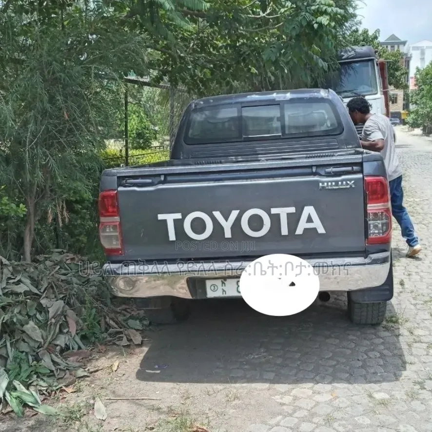 Toyota Hilux 2013 Maroon