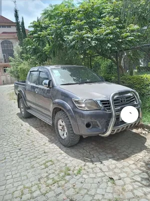 Toyota Hilux 2013 Maroon