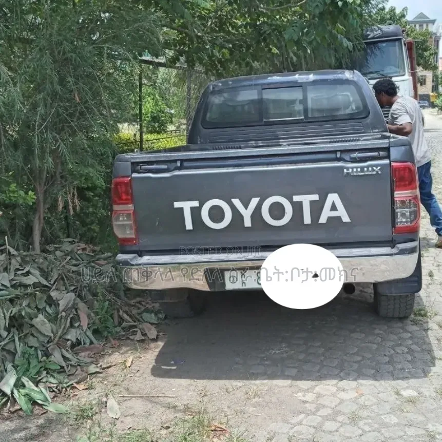 Toyota Hilux 2013 Maroon