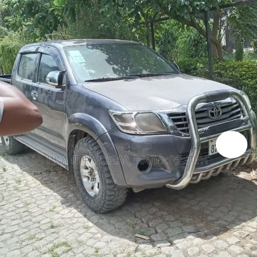 Toyota Hilux 2013 Maroon