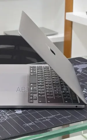 New Laptop Apple MacBook Pro 2020 8GB Intel Core i5 SSD 512GB