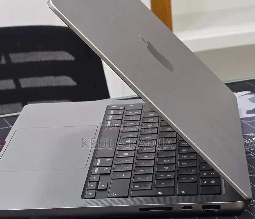 New Laptop Apple MacBook Pro 2021 M1 32GB Apple M1 Pro SSD 512GB