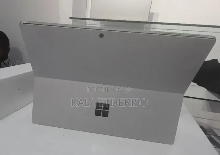 New Laptop Microsoft Surface Pro 9 8GB Intel Core i5 SSD 256GB