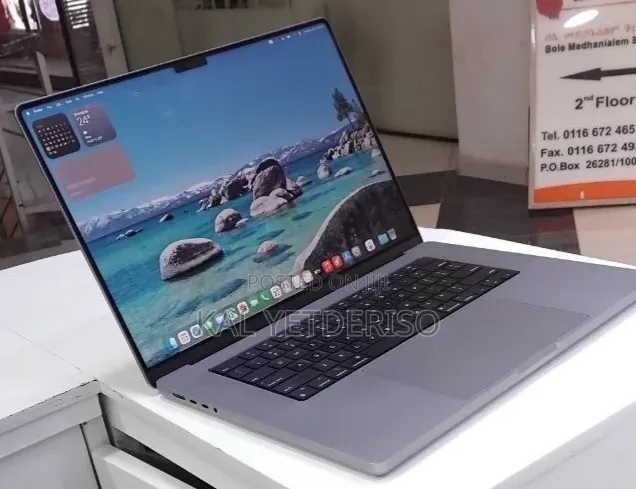 New Laptop Apple 32GB SSD 1T