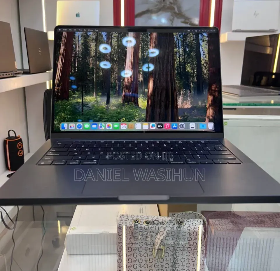 New Laptop Apple MacBook Pro 2023 M3 18GB Apple M3 Pro SSD 512GB